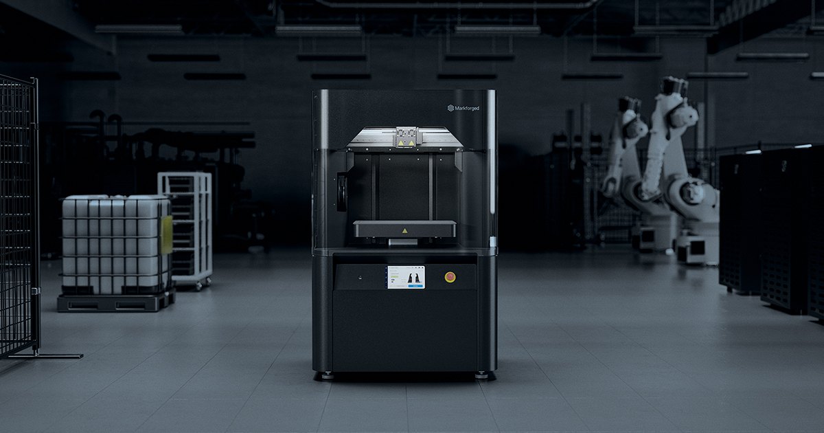 Markforged FX10 工業級積層製造系統設置於產線現場，後方為工業機器人