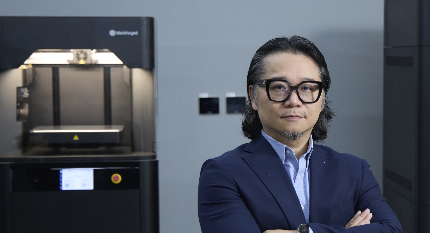 Markforged 大中華區總經理陳中欣，攝於 Markforged 設備前