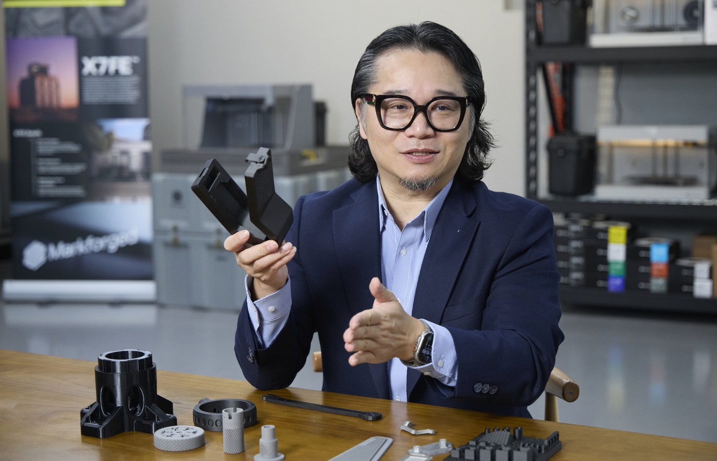 Markforged 大中華區總經理陳中欣展示積層製造應用零件