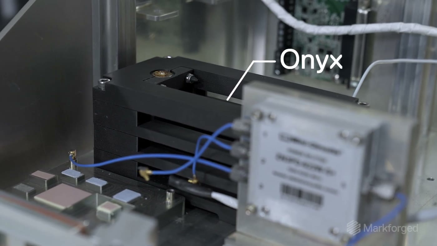 以 Onyx 列印的樣品固定架,裝載於送上國際太空站的材料曝露實驗模組